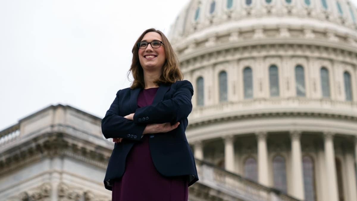 La congresista Sarah McBride posa junto al resto de miembros del Congreso que acaban de ser elegidos.