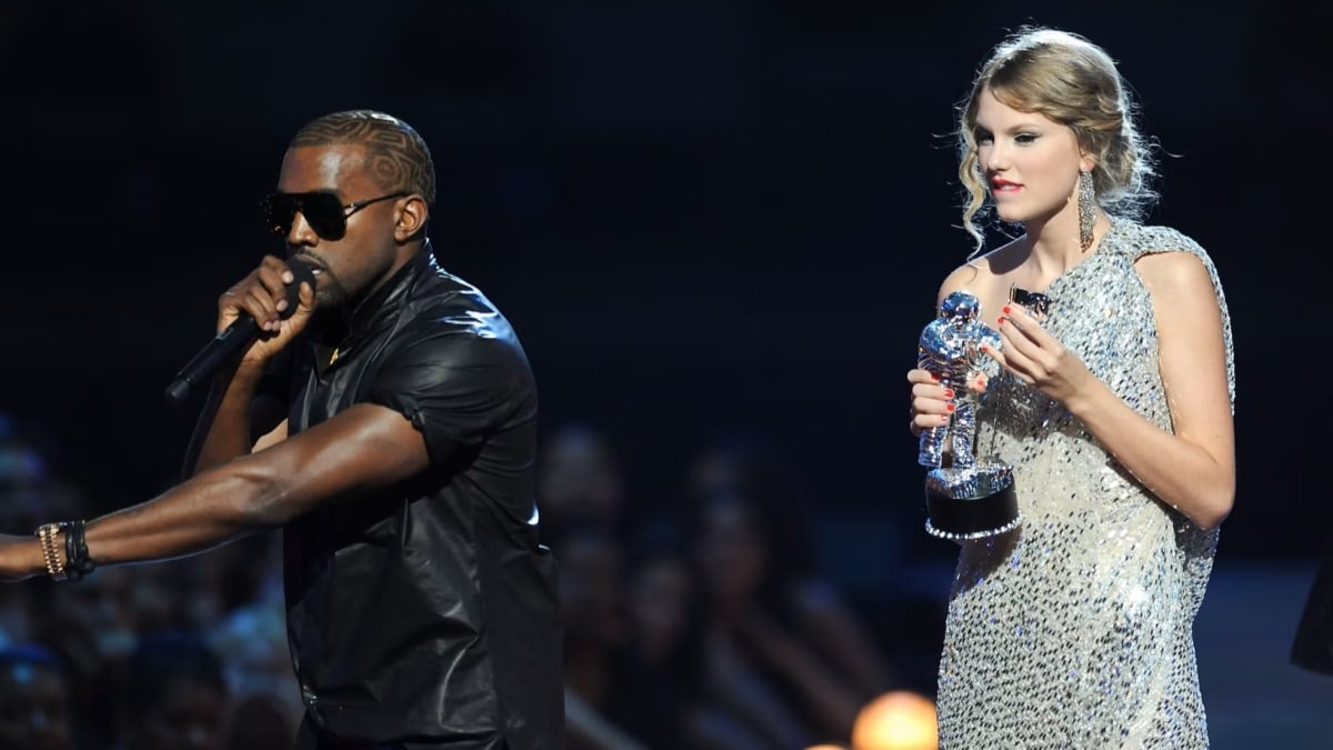 Taylor Swift y Kanye West en el fatídico momento en el que el rapero interrumpió a la cantante recibiendo su premio en los VMAs de 2009.