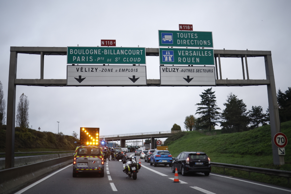 Agricultores franceses bloquean con sus tractores la carretera N118 en Velizy Villacoublay, cerca de París, contra el acuerdo UE-Mercosur