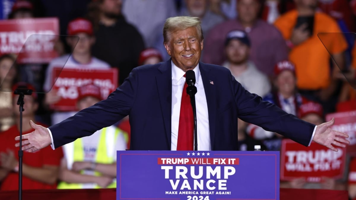 Fotografía que muestra al candidato presidencial republicano y expresidente de EE.UU., Donald Trump, hablando durante un mitin de su campaña electoral el pasado lunes en Grand Rapids, Michigan