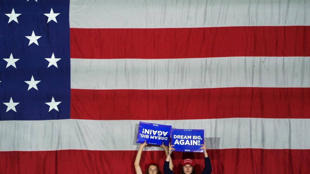 Dos seguidores de Donald Trump en uno de sus mítines en Reading, Pensilvania.