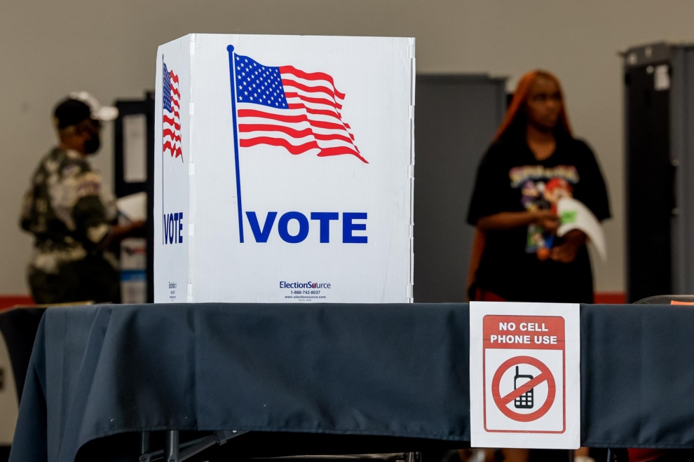 Varios votantes depositan sus votos de forma anticipada en Atlanta, Georgia.