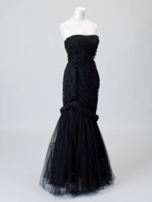 Vestido de Cristóbal Balenciaga expuesto en la Fundación Antoni de Montpalau. 