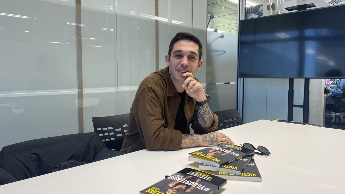 Víctor Elías, en las oficinas de Planeta con su libro, #YoSostenido.