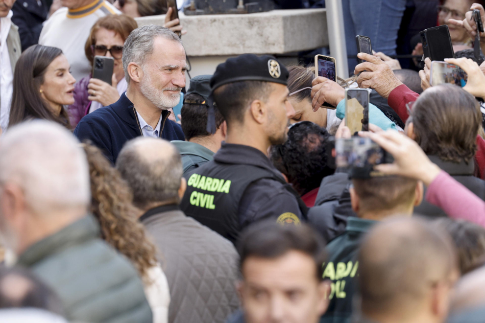 Los reyes durante su visita a la localidad valenciana de Chiva este martes.