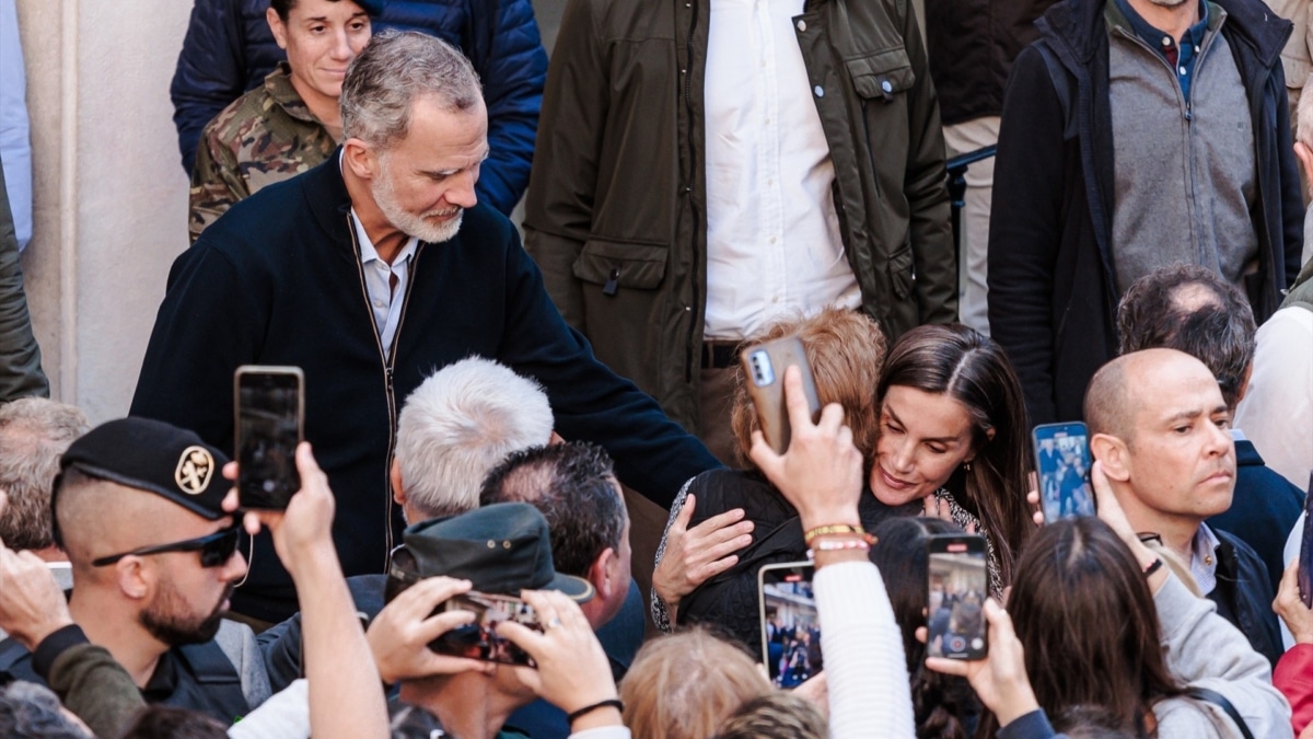 Los Reyes Felipe VI y Letizia durante la visita a la localidad de Chiva, tres semanas después de la DANA, a 19 de noviembre de 2024, en Chiva, Comunidad Valenciana (España). Los Reyes Felipe VI y Letizia se desplazan a la localidad valenciana de Chiva para interesarse por la situación de la población afectada por la DANA tres semanas después de que se produjera la tragedia. La visita es la segunda que realizan ambos de forma conjunta, tras la efectuada el pasado 3 de noviembre a Paiporta, en la que estuvieron acompañados por el presidente del Gobierno, Pedro Sánchez, y por el presidente de la Generalitat valenciana, Carlos Mazón, donde vivieron momentos de tensión. Carlos Luján / Europa Press 19 NOVIEMBRE 2024;REYES; 19/11/2024