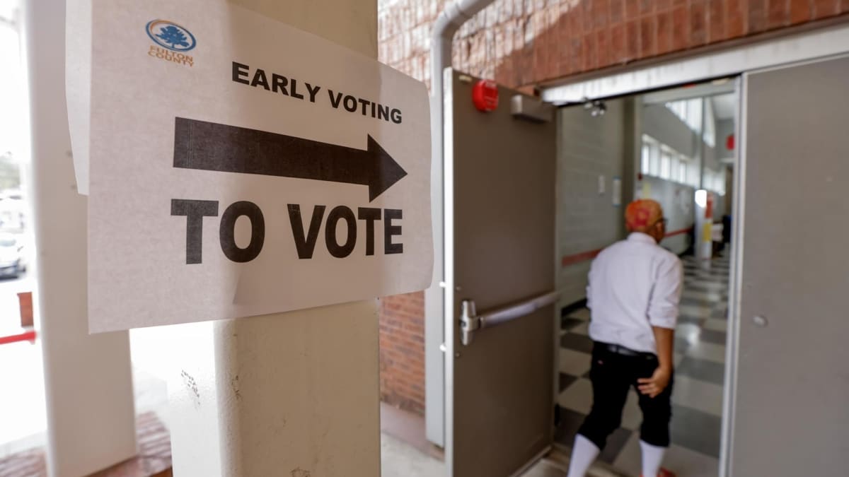 Una persona entra a un colegio electoral en el condado de Fulton, en Atlanta, Georgia.