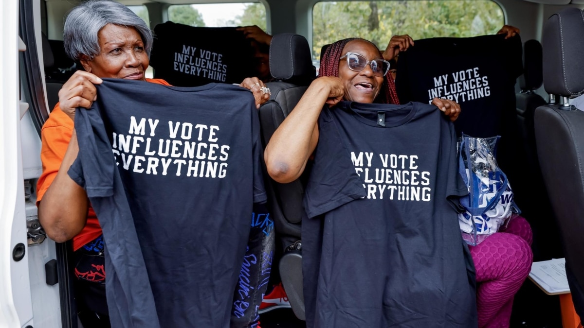 Un grupo de mujeres jubiladas enseñan sus camisetas de campaña del Partido Demócrata en Atlanta, Georgia (EEUU).