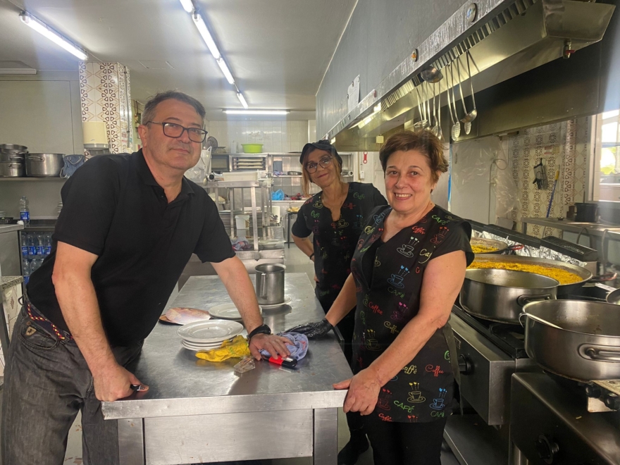 Juan Carlos, Marisol y otra de las cocineras del Restaurante El Canario