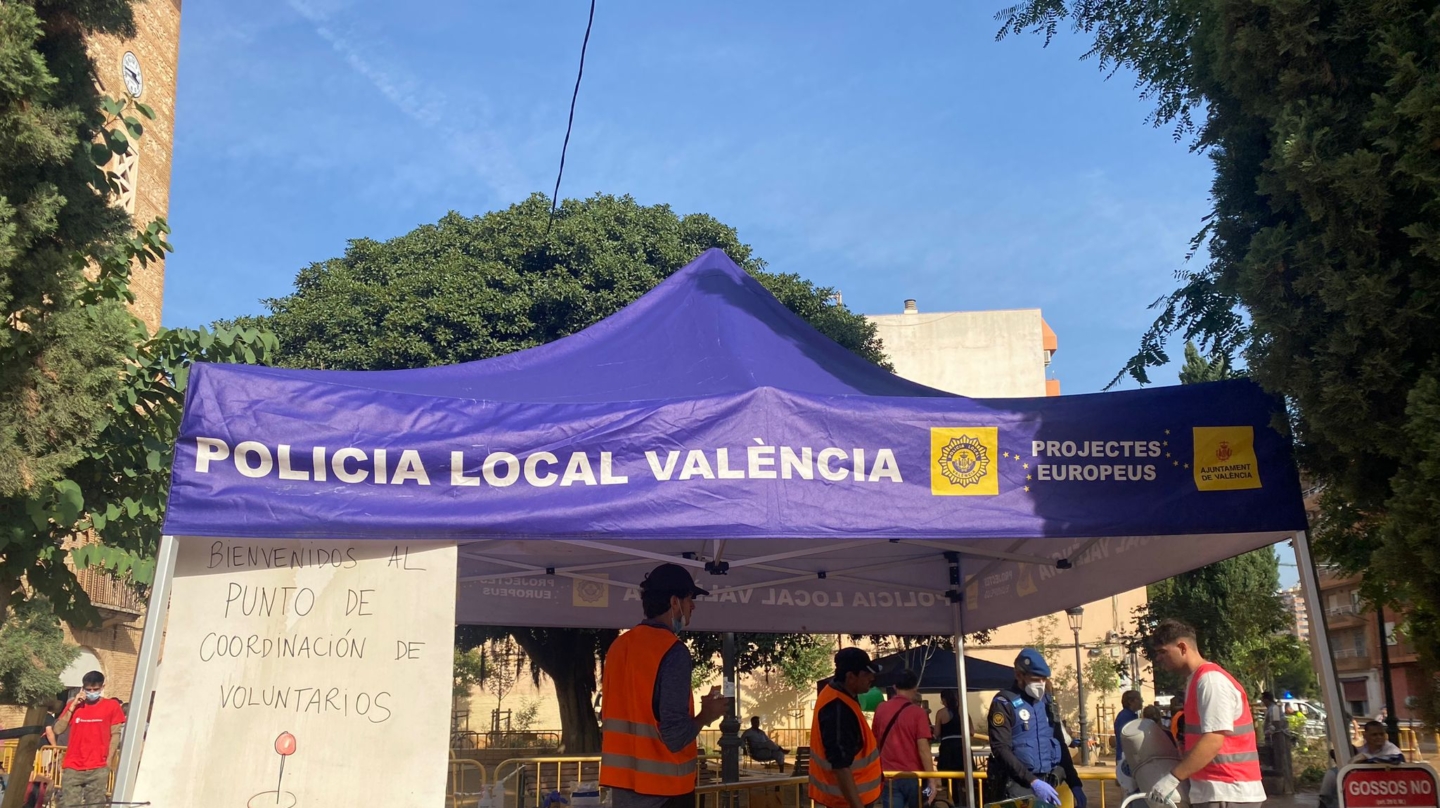 Una carpa de la Policía local de Valencia en la plaza de La Torre (Valencia)