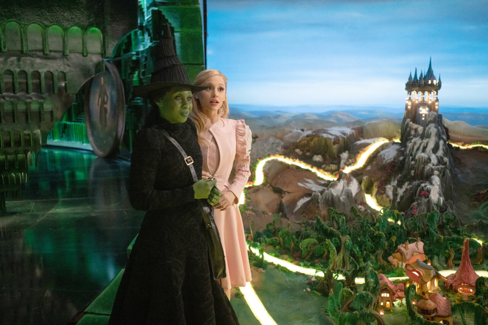 Ariana Grande y Cynthia Erivo en un fotograma de 'Wicked'. 