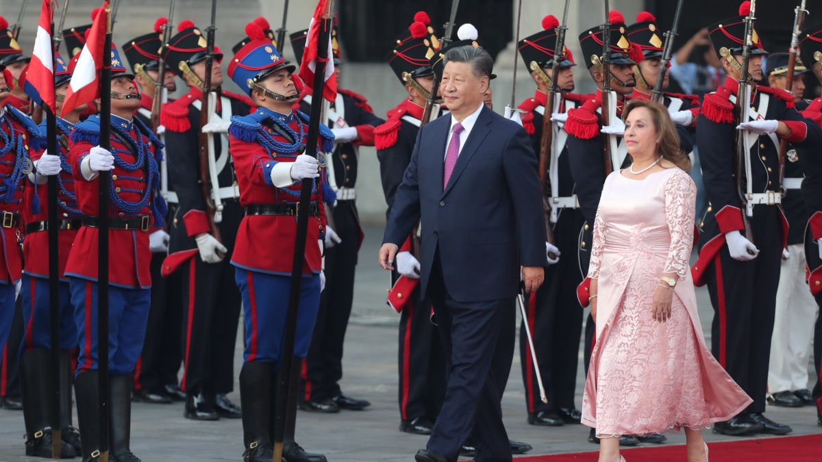 La presidenta de Perú, Dina Boluarte, recibe al líder chino, Xi Jinping, en Lima.