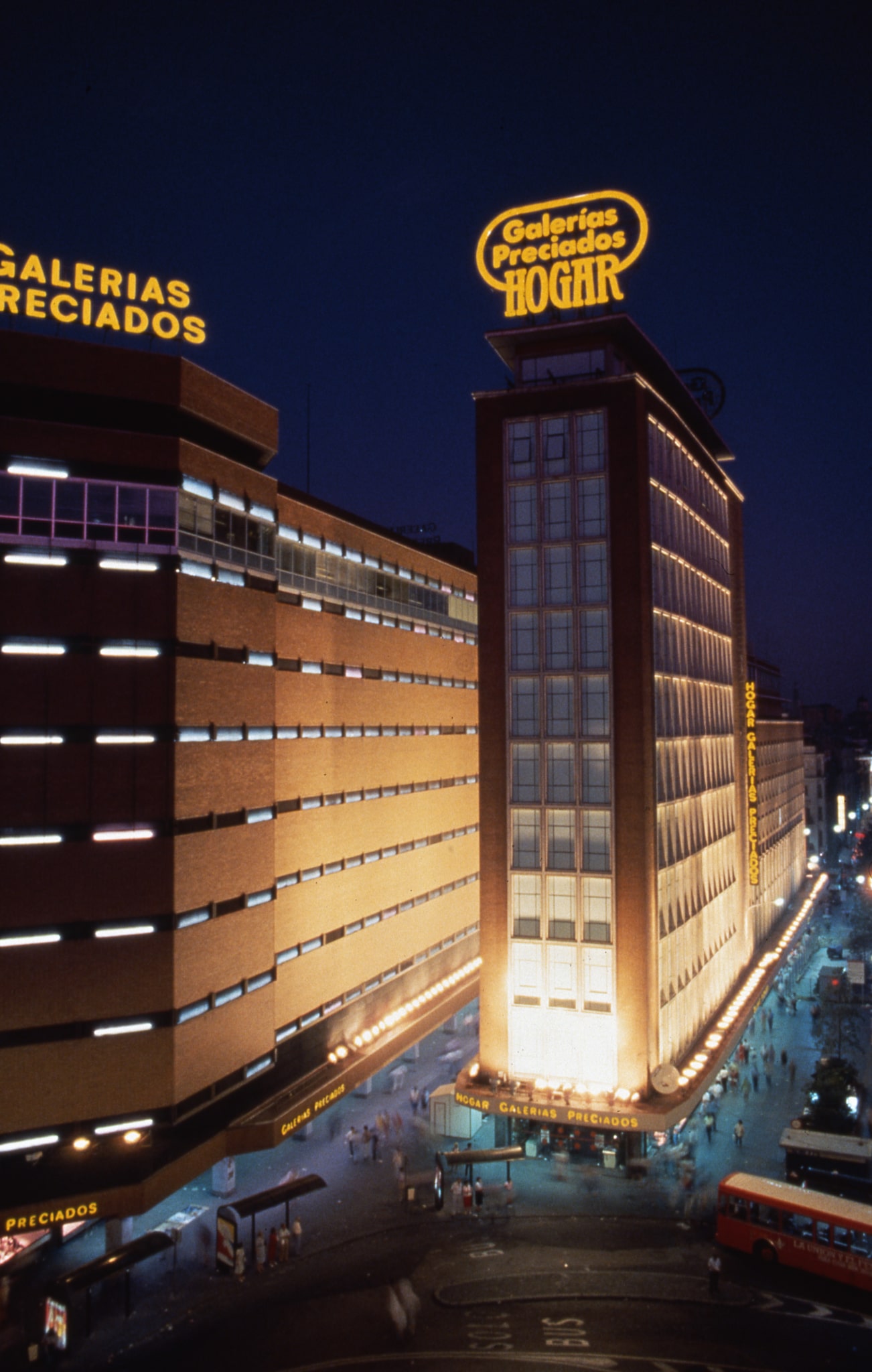 Los edificios de Galerías Preciados en la Plaza del Callao de Madrid, en todo su esplendor.