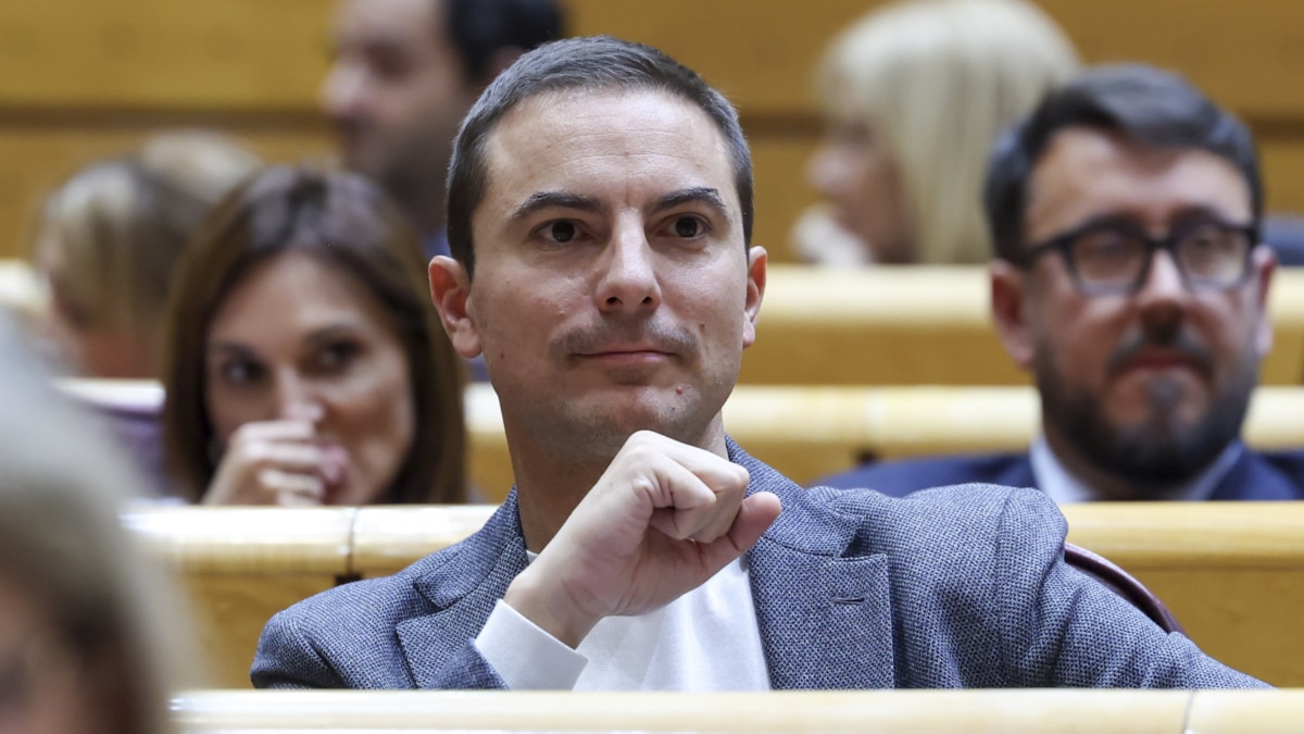 MADRID , 03/12/2024.- El senador socialista Juan Lobato durante la sesión de control al Gobierno celebrada este martes por el pleno del Senado, en Madrid. EFE/ Kiko Huesca