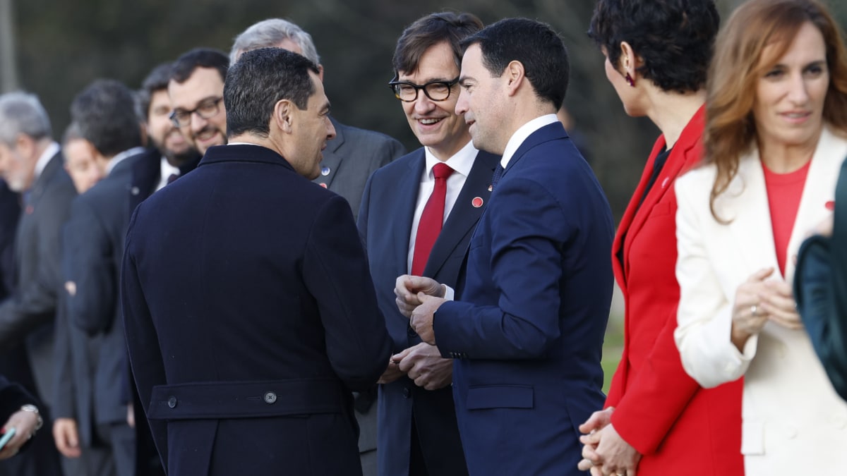 Los presidentes de la Generalitat de Catalunya, Salvador Illa; la Junta de Andalucía, Juanma Moreno, y el 'lehendakari', Imanol Pradales, entre otros, conversan a su llegada al palacio de La Magdalena de Santander para la XXVII Conferencia de Presidentes, este 13 de diciembre de 2024.