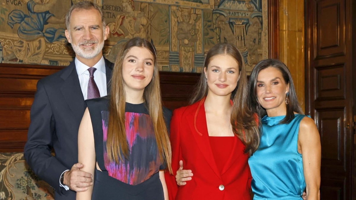 Los reyes con sus hijas, la infanta Sofía y la princesa Leonor, en la imagen de la felicitación de navidad para este 2024.