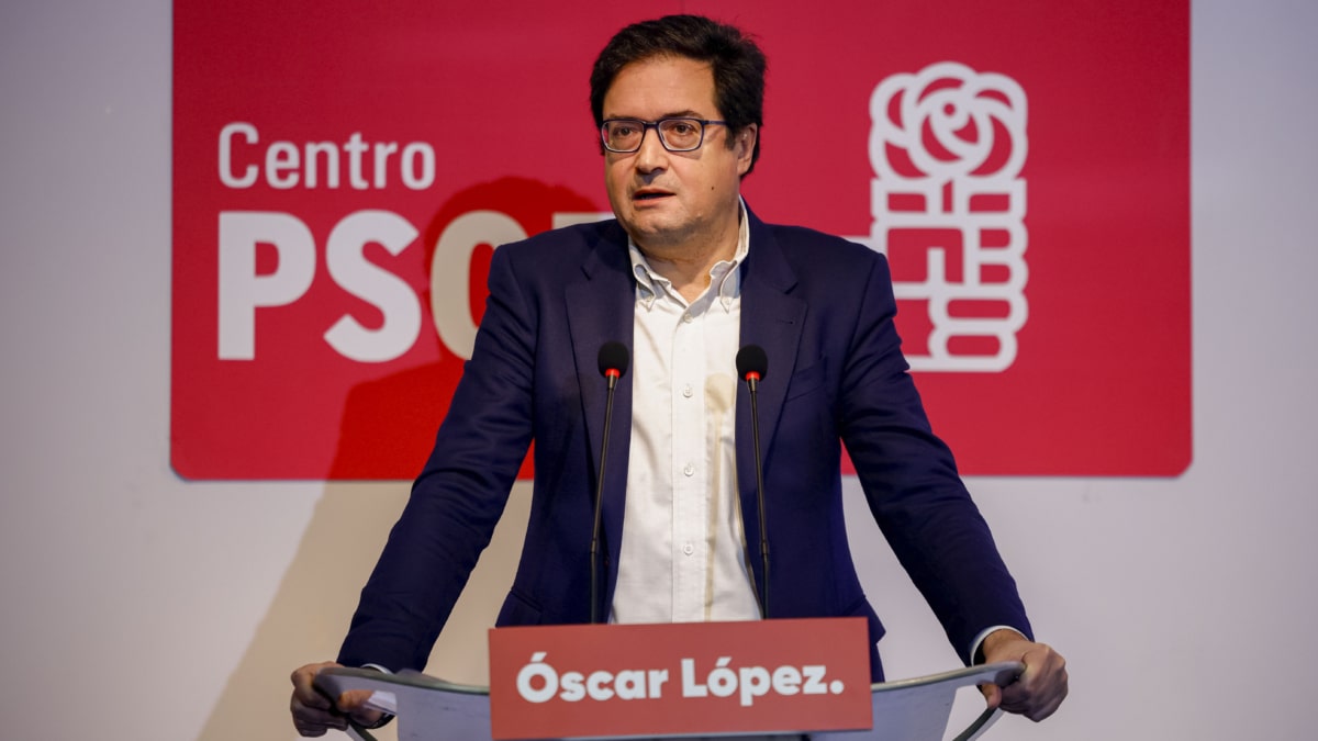 MADRID, 05/12/2024.- El ministro para la Transformación Digital y de la Función Pública, Óscar López, interviene durante la presentación de su candidatura a secretario general del PSOE de Madrid este jueves, en la agrupación socialista del distrito centro de la capital. EFE/ Daniel Gonzalez