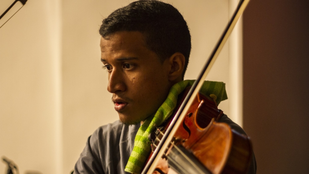 Edixon con su viola, en 'Niños de Las Brisas'.