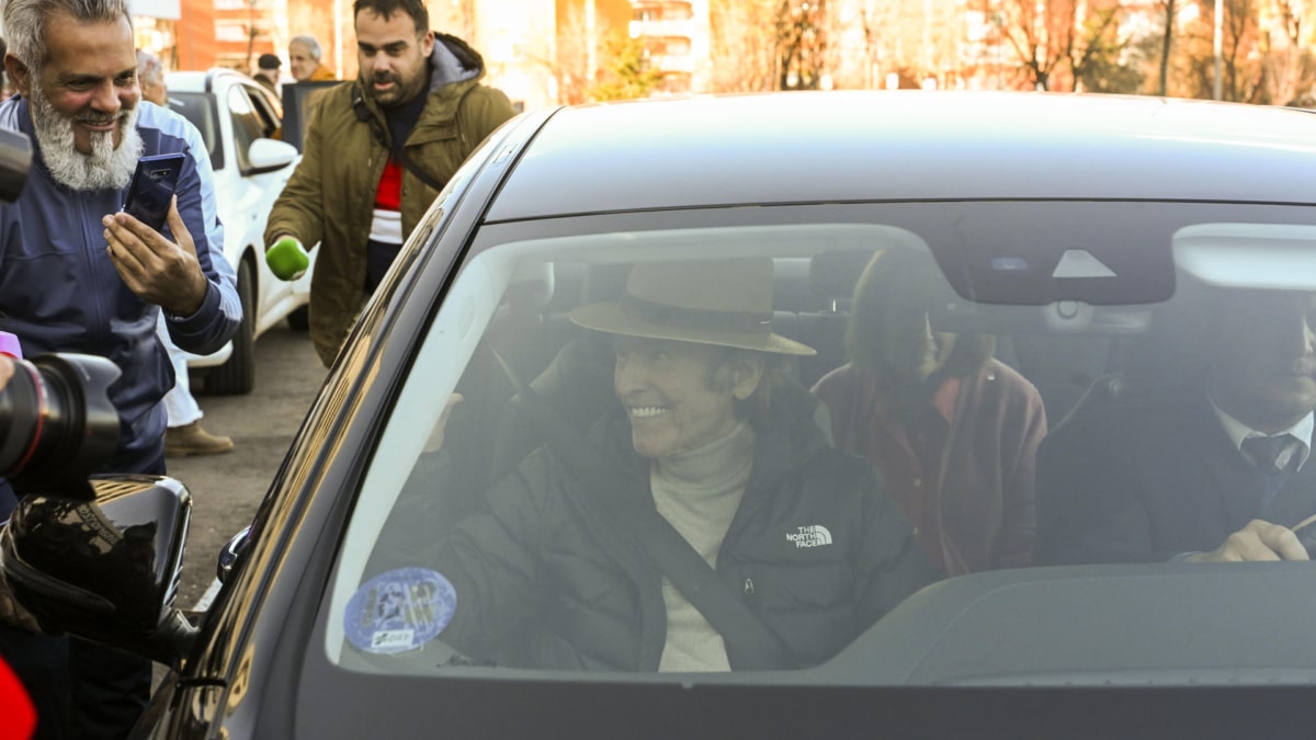 Raphael, en un automóvil tras haber recibido este viernes el alta hospitalaria