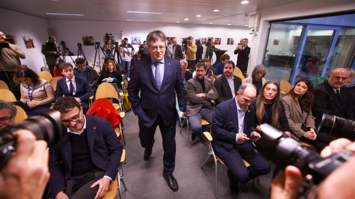 Brussels (Belgium), 09/12/2024.- President of the Together for Catalunya (Junts per Catalunya) party Carles Puigdemont walk in for a press conference following a board meeting of the party in Brussels, Belgium, 09 December 2024. (Bélgica, España, Bruselas) EFE/EPA/OLIVIER HOSLET