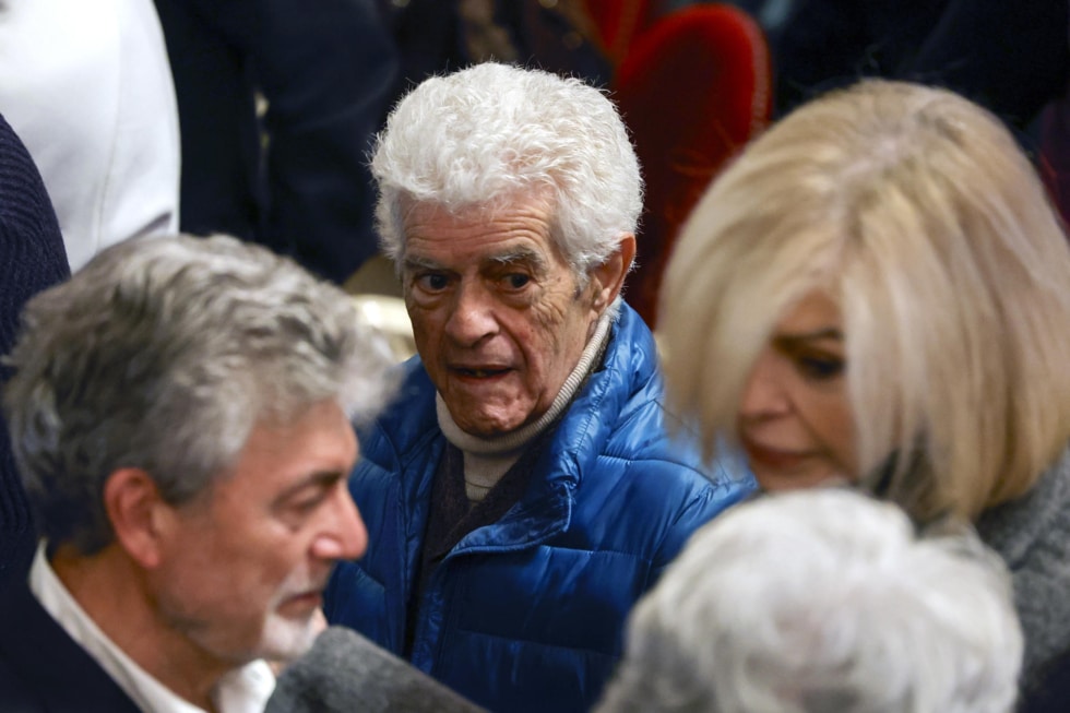 MADRID, 18/12/2024.- El actor Guillermo Montesinos acude a la capilla ardiente de la actriz Marisa Paredes en el Teatro Español de Madrid este miércoles. Paredes falleció a los 78 años este martes, 17 de diciembre. EFE/Zipi