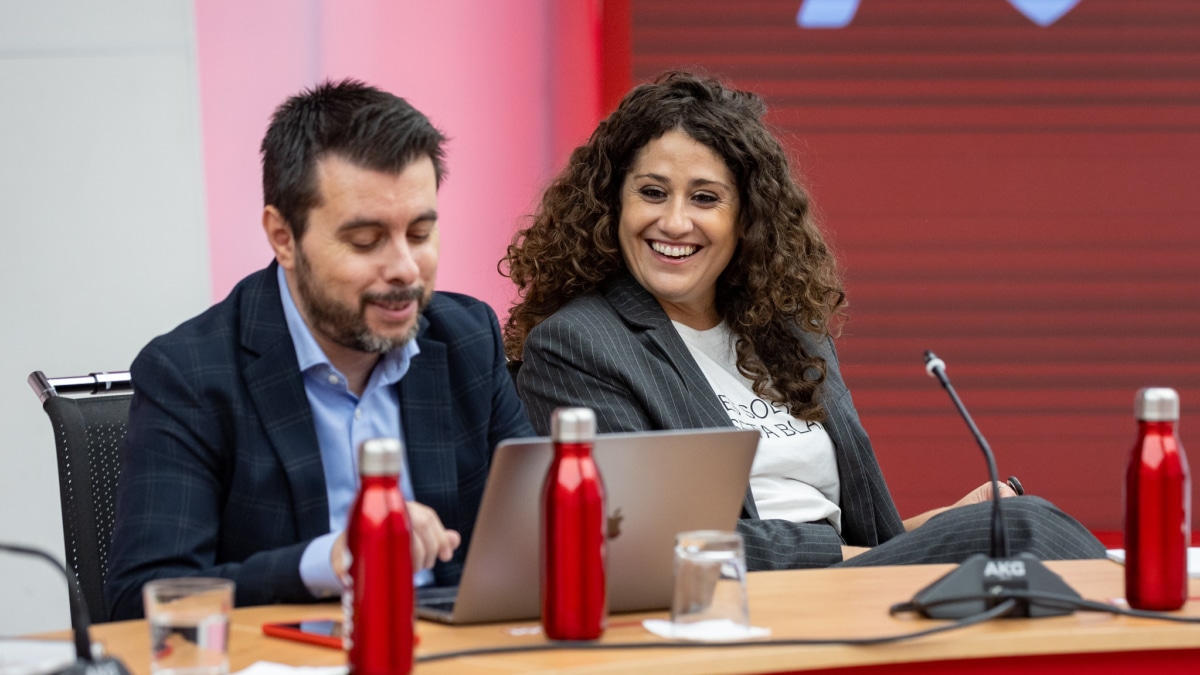 El hasta ahora director de Comunicación del PSOE, Ion Antolín, junto a la nueva secretaria de Política Económica del partido, Enma López, en la reunión del comité organizador del 41º Congreso, el pasado 17 de octubre de 2024 en Ferraz.