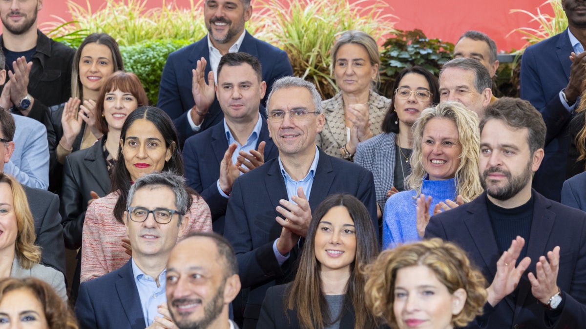 Juanfran Serrano, secretario adjunto de Organización del PSOE (con chaqueta y suéter negro, a la derecha, en segunda fila), en la foto de familia de la nueva ejecutiva federal del partido, el pasado 2 de diciembre de 2024, en Ferraz.