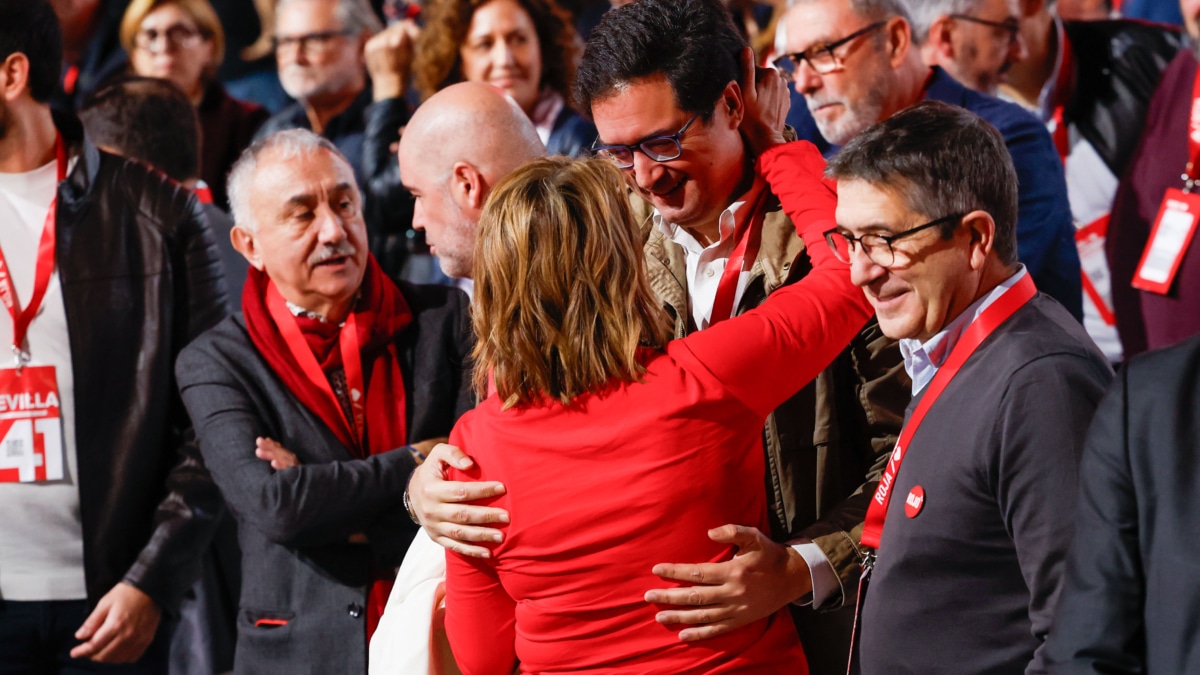 SEVILLA (ESPAÑA), 30/11/2024.- La expresidenta de la Junta de Andalucía y exsecretaria general del PSOE de Andalucía Susana Díaz (de espaldas) saluda al ministro para la Transformación Digital y de la Función Pública,Óscar López, en presencia del secretario de Política Federal del PSOE, Patxi López (d), en el 41 Congreso Federal del PSOE en Sevilla este sábado. EFE/ Julio Muñoz