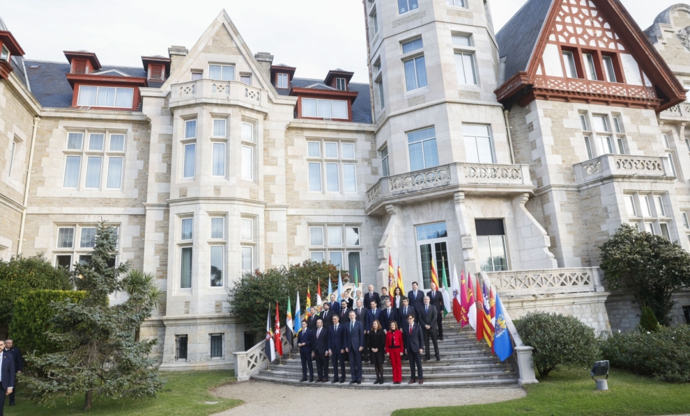 SANTANDER, 13/12/2024.- El rey Felipe VI, el presidente del Gobierno, Pedro Sánchez, la presidenta de Cantabria, María José Sáenz de Buruaga (4i), el ministro de Política Territorial, Ángel Víctor Torresy los presidentes del Congreso, Francina Armengol y del Senado, Pedro Rollán, posan para la foto de familia al Palacio de la Magdalena de Santander junto a los miembros del Gobierno y los presidentes y vicepresidentes autonómicos que asisten a la XXVII Conferencia de Presidentes que se celebra este viernes. EFE/Javier Etxezarreta