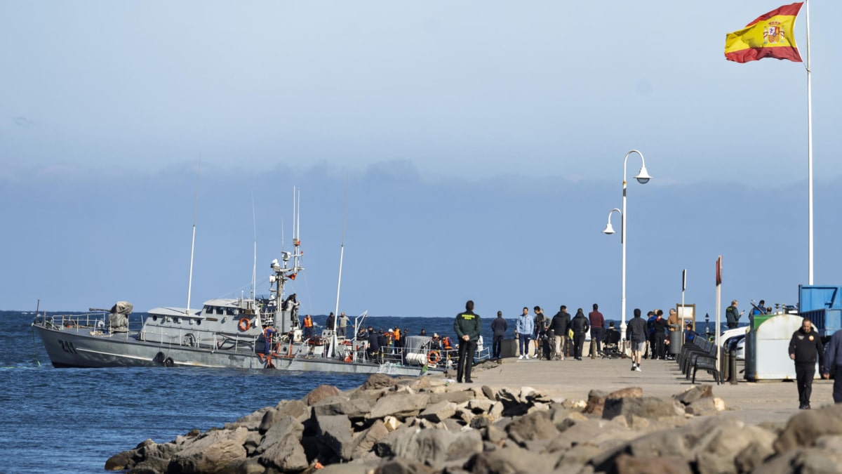 Una patrullera de Marruecos encalla muy cerca de la costa española