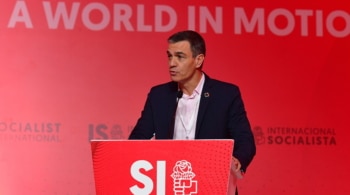 Sánchez insta a "resistir" frente a una derecha tradicional que "copia a la ultraderecha"