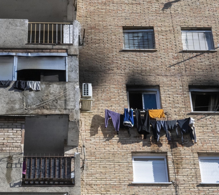 Muere un bebé de once meses en un incendio en Granada que deja siete heridos