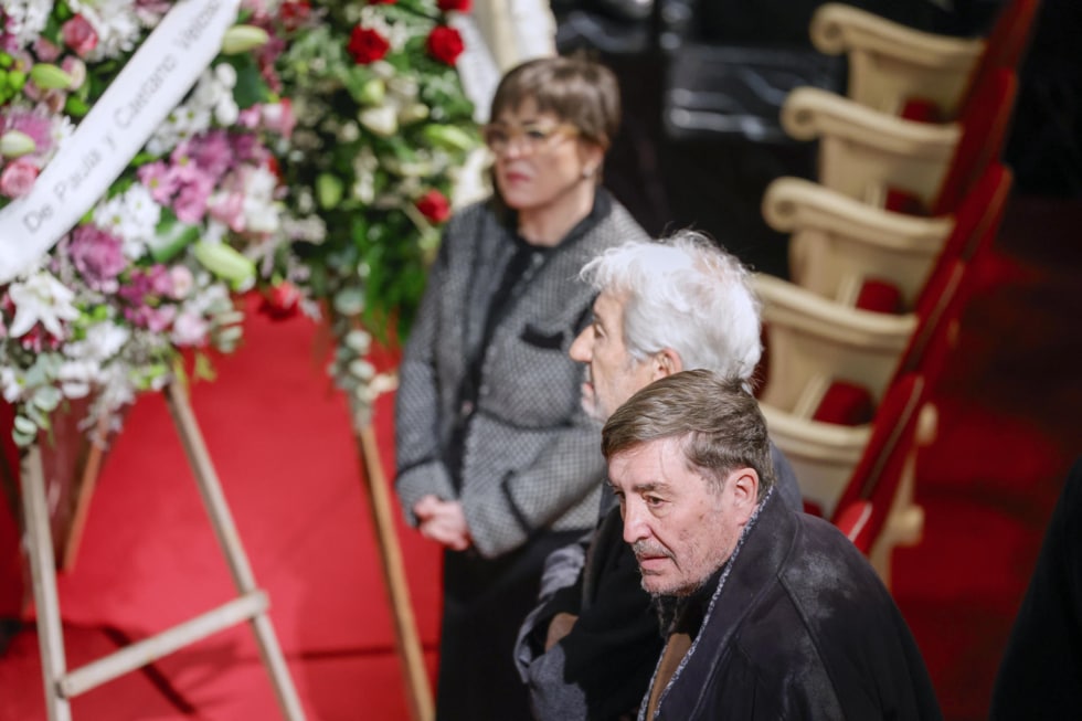 MADRID, 18/12/2024.- El actor José Sacristán (2d) asiste a la capilla ardiente de la actriz Marisa Paredes el Teatro Español en Madrid este miércoles. La artista falleció a los 78 años este martes, 17 de diciembre. EFE/Zipi