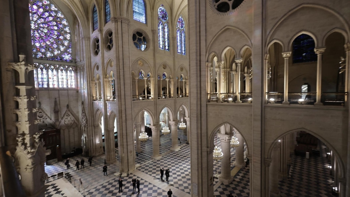 Vista del crucero de la catedral de Notre-Dame, resplandeciente tras su reconstrucción.