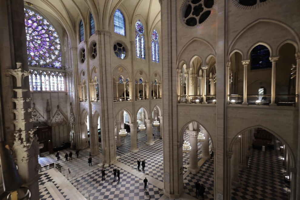 Vista del crucero de la catedral de Notre-Dame, resplandeciente tras su reconstrucción.