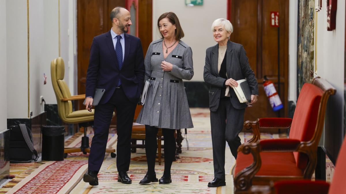 MADRID (ESPAÑA), 17/12/2024.- El vicepresidente primero del Congreso de los Diputados, Alfonso Rodríguez Gómez de Celis (i); la presidenta del Congreso, Francina Armengol (c), y la portavoz adjunta del PSOE en el Congreso, Isaura Leal (d) a su llegada a la reunión de la Mesa del Congreso este martes. EFE/ Zipi