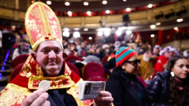 Quijotes, obispos y niños que sueñan con Disneyland, en la cola del sorteo de la Lotería de Navidad