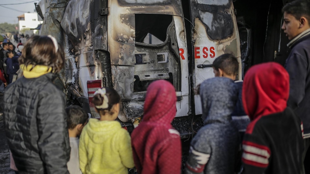 La furgoneta de los periodistas atacada en Gaza.