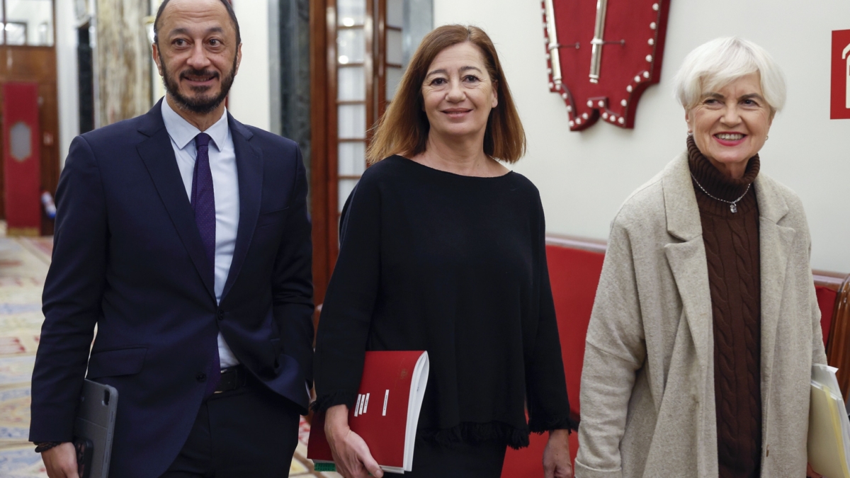 MADRID, 10/12/2024.- La presidenta del Congreso, Francina Armengol (c), el vicepresidente primero, Alfonso Rodríguez de Celis y la secretaria segunda, Isaura Leal, a su llegada este martes a la reunión de la Mesa de la Cámara Baja. EFE/J.P.Gandul