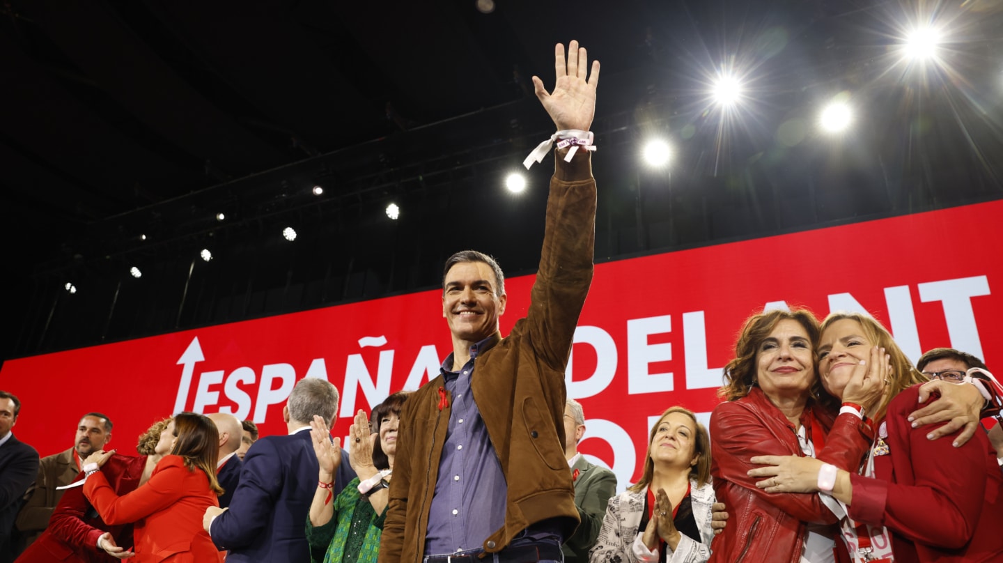 SEVILLA , 01/12/2024.- El presidente del Gobierno, Pedro Sánchez (c) durante el 41 Congreso Federal del PSOE reunido en Sevilla este domingo. EFE/Julio Muñoz