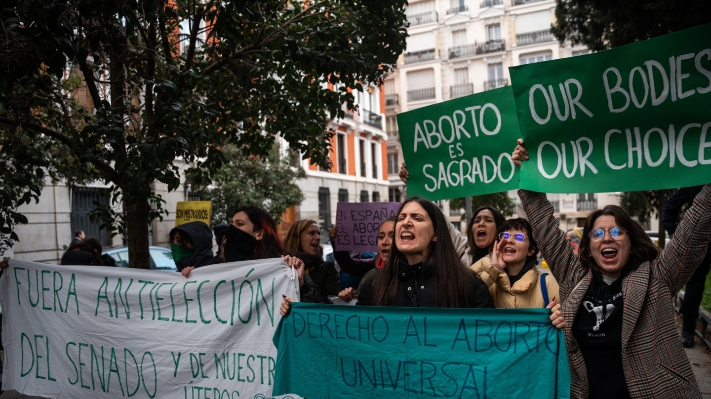 Varias mujeres protestan frente al Senado por la celebración de la cumbre antiabortista de la Red de PNfV, en Madrid