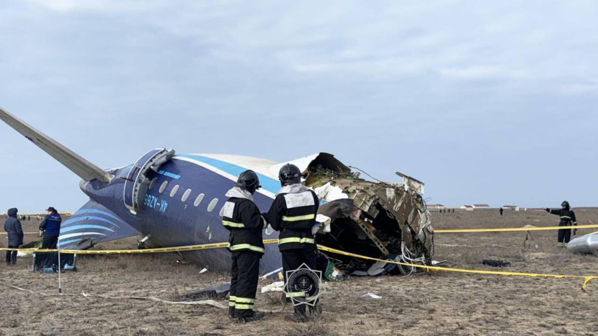 Miembros de los servicios de emergencias trabajan en el rescate de pasajeros de un avión que se estrelló cuando cubría la ruta entre la capital azerbaiyana, Bakú, y la ciudad rusa de Grozni