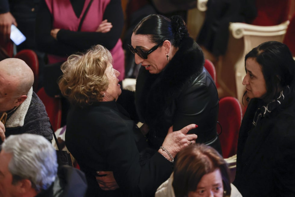 MADRID, 18/12/2024.- La actriz Rossy de Palma (c) asiste a la capilla ardiente de la actriz Marisa Paredes en el Teatro Español en Madrid este miércoles. Paredes falleció a los 78 años este martes, 17 de diciembre. EFE/Zipi