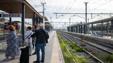 El viento arranca un árbol y deja a 150 personas atrapadas en un tren en Tarragona