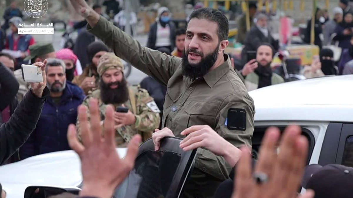 El líder islamista del Organismo de Liberación del Levante, Abu Mohamed al Jolani, durante su visita este miércoles a la ciudadela de Alepo