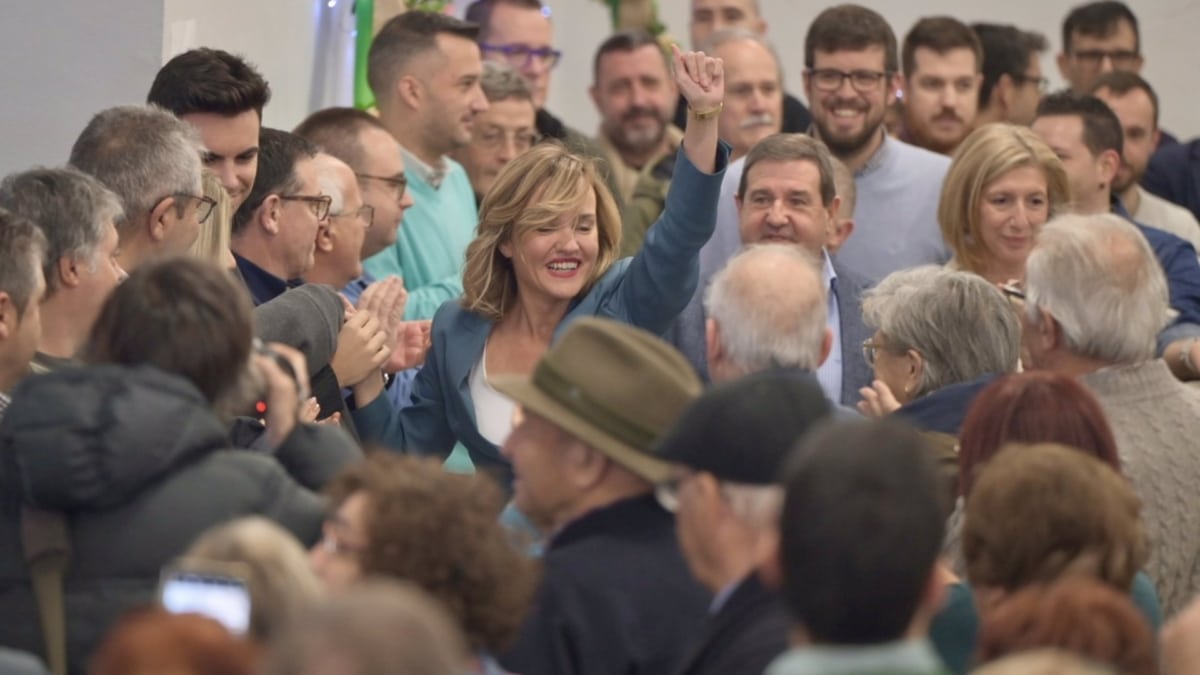 La ministra de Educación, Formación Profesional y Deportes, Pilar Alegría (c), durante un acto donde ha anunciado su candidatura a liderar el PSOE de Aragón, a 21 de diciembre de 2024, en La Zaida, Zaragoza, Aragón (España).