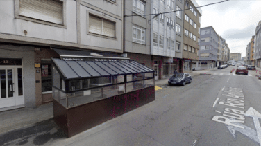 Matan con un arma de fuego a un hombre en un bar de Carballo y huyen en patinete