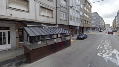 Matan con un arma de fuego a un hombre en un bar de Carballo y huyen en patinete