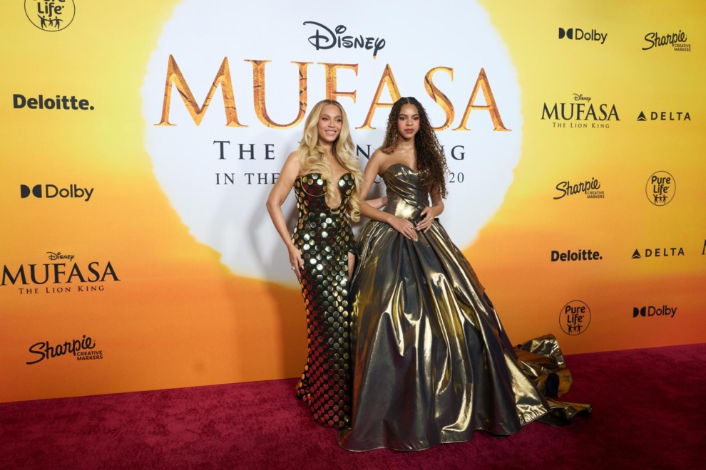 Beyoncé posa orgullosa junto a su hija mayor, Blue Ivy, de 12 años, en la premiere de Mufasa. 