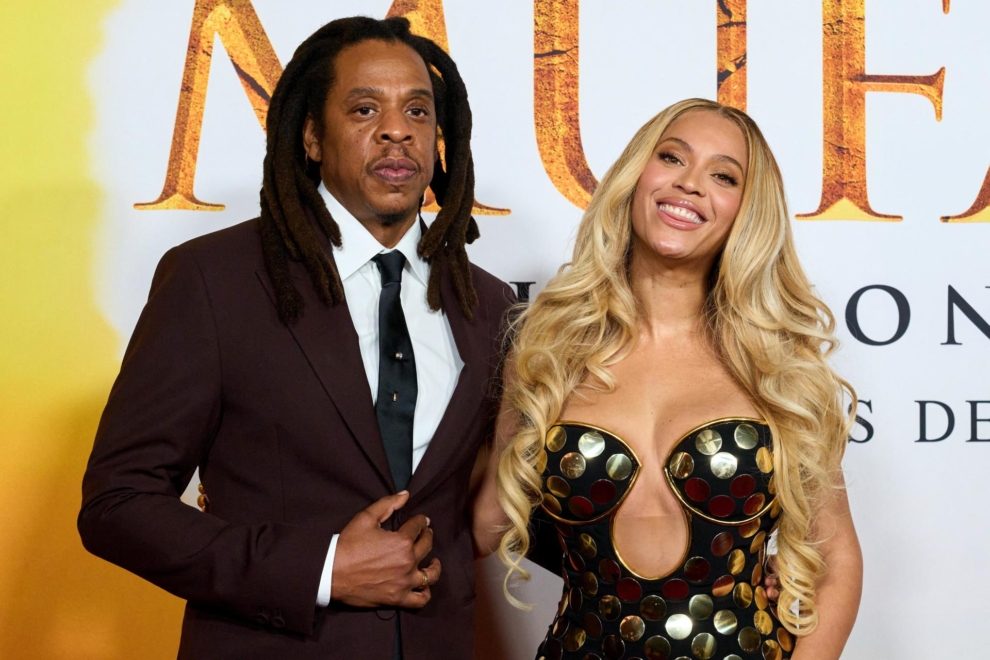 Beyoncé y Jay-Z posan juntos a pesar de la acusación contra el rapero por una violación ocurrida tras los VMAs del año 2000.